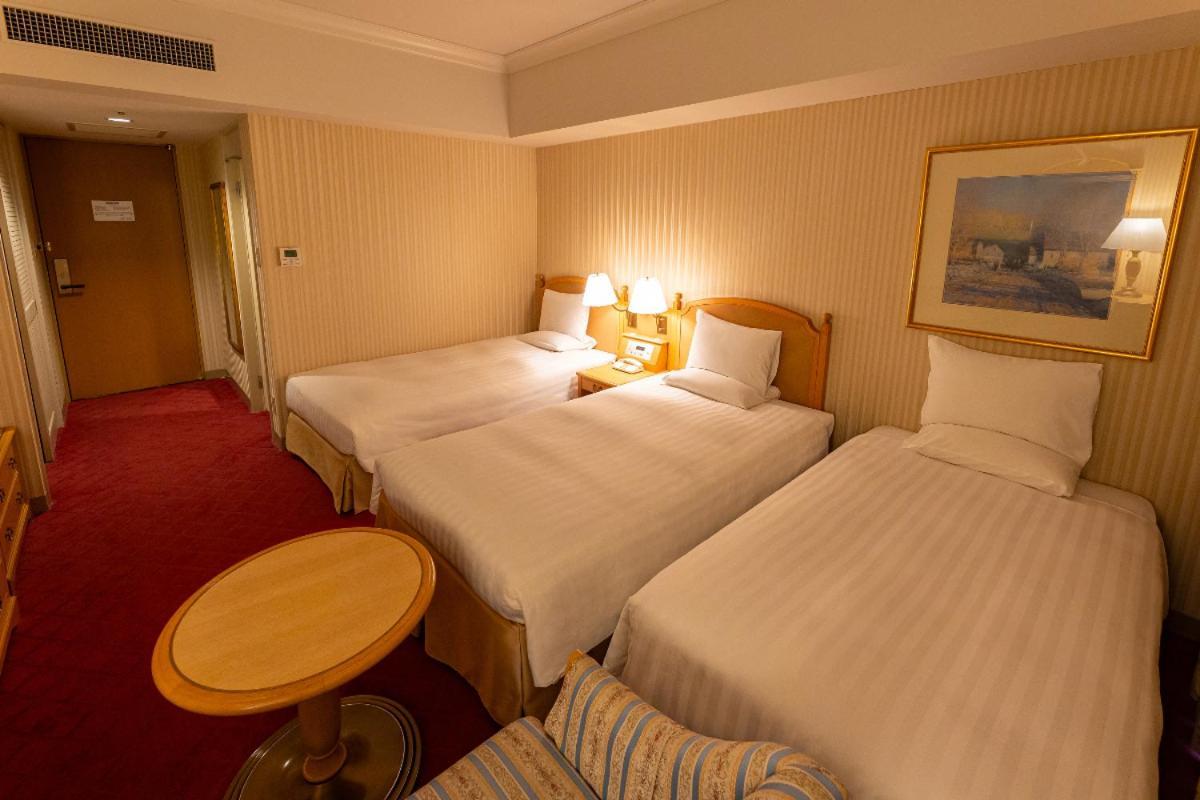 Hotel Okura Jr Huis Ten Bosch Sasebo Exterior foto A room at the hotel