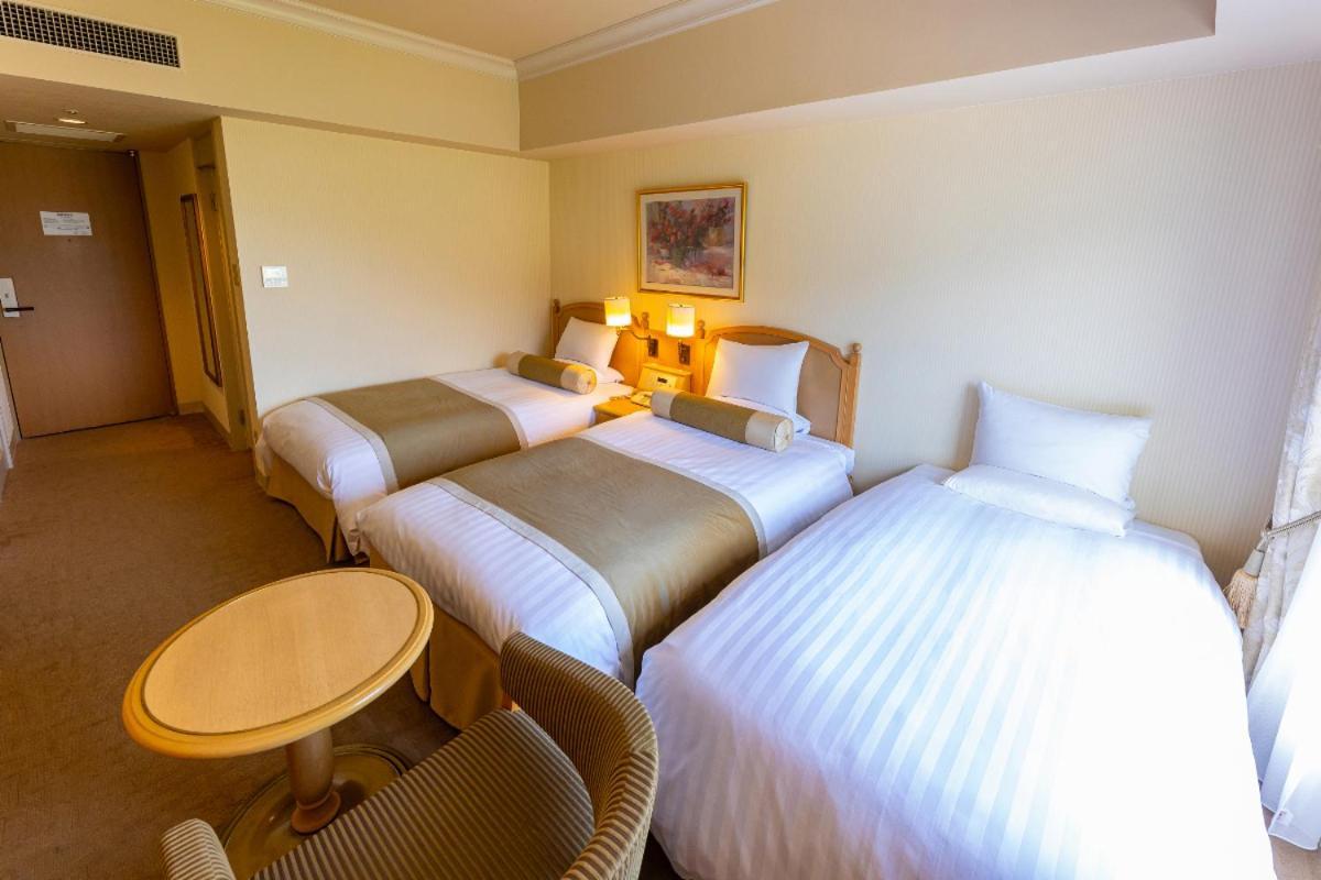 Hotel Okura Jr Huis Ten Bosch Sasebo Exterior foto A room at the hotel